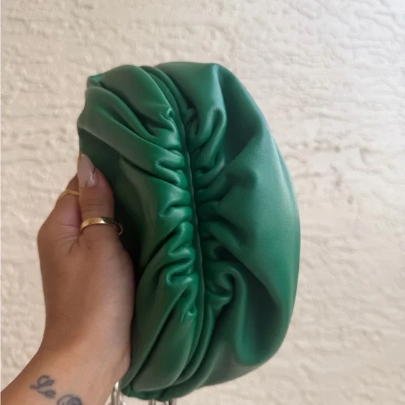 BOTTEGA VENETA
Green Leather Pouch Chain Belt Bag - Picture 4 of 11